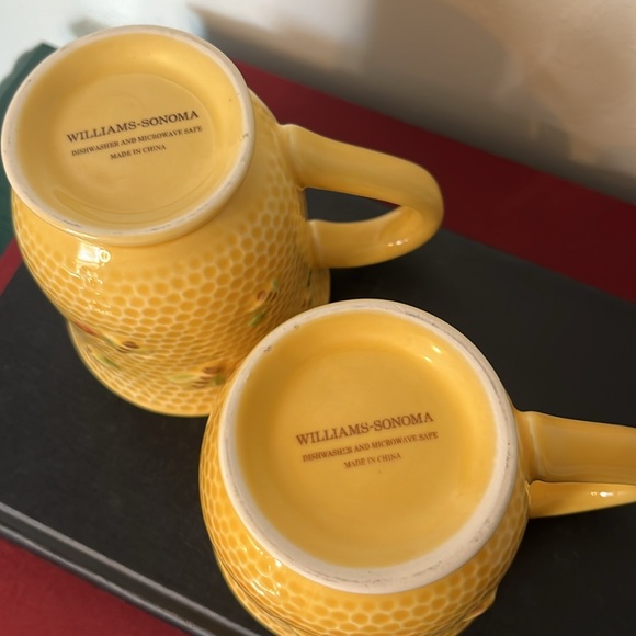 Williams-Sonoma 2 Piece Set Honey Bee Honeycomb Bee Hive Yellow Retired Mugs - Picture 7 of 8